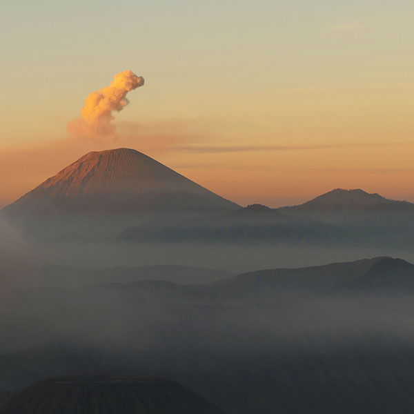 Plumes of smoke: A volcano in Java erupts The Bromo volcano on the Indonesian island of Java at sunrise | A volcanic eruption on Java: How could NW Assekuranz help its client, a local tobacco producer?