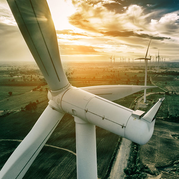 Risk coverage for full maintenance for onshore wind turbines Front view of the hub and nacelle of a wind turbine, in the background the remaining wind turbines of the wind farm | Risk coverage for full maintenance for onshore wind turbines with NW Assekuranz