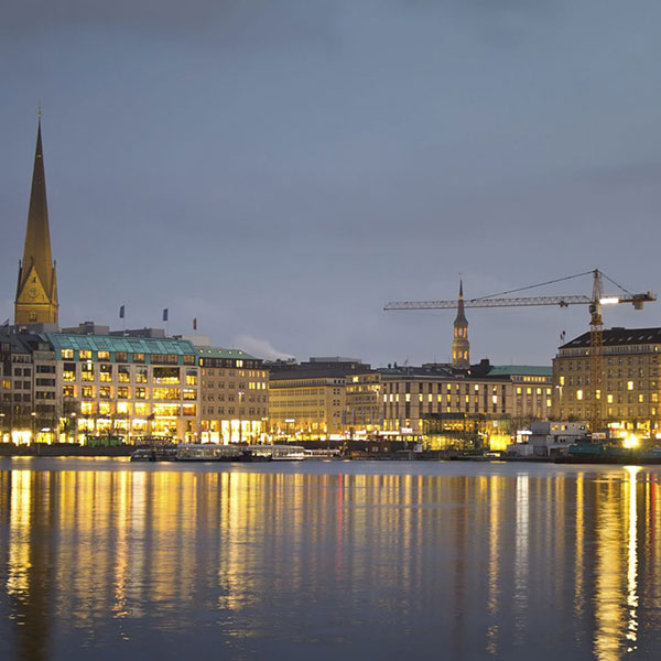 With care and flair: Partial demolition & new construction of a property at the Rathausmarkt square in Hamburg Illuminated buildings on the Binnenalster in Hamburg | NW Assekuranz is your partner for complex projects: Partial demolition & new construction of a property at the Rathausmarkt square in Hamburg
