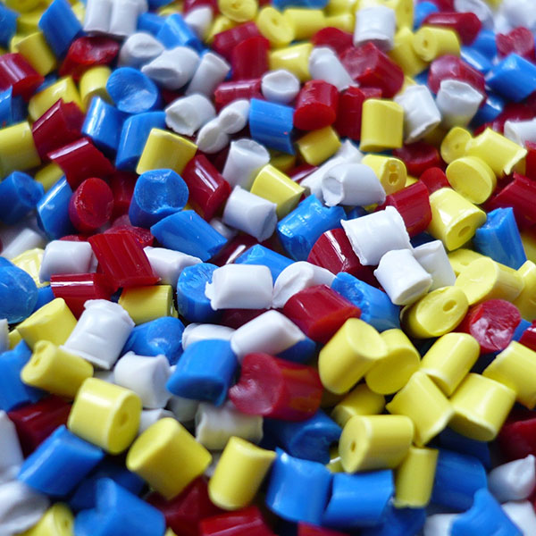 Catching the spark: Risk management for the plastics industry Plastic granules in blue, white, red and yellow | Risk management for the plastics industry with NW Assekuranz