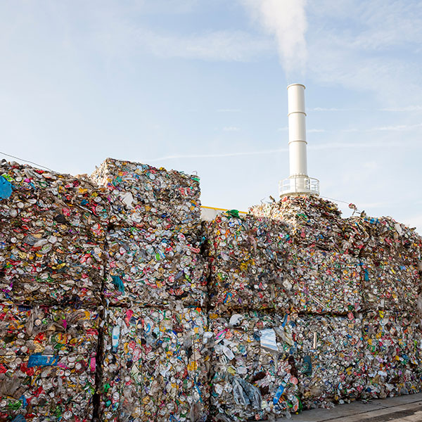 Kindling idea: a new storage structure for landfills and recycling yards Waste pressed into bales at a landfill site | Sparking idea from NW Assekuranz: a new storage structure for landfills and recycling yards