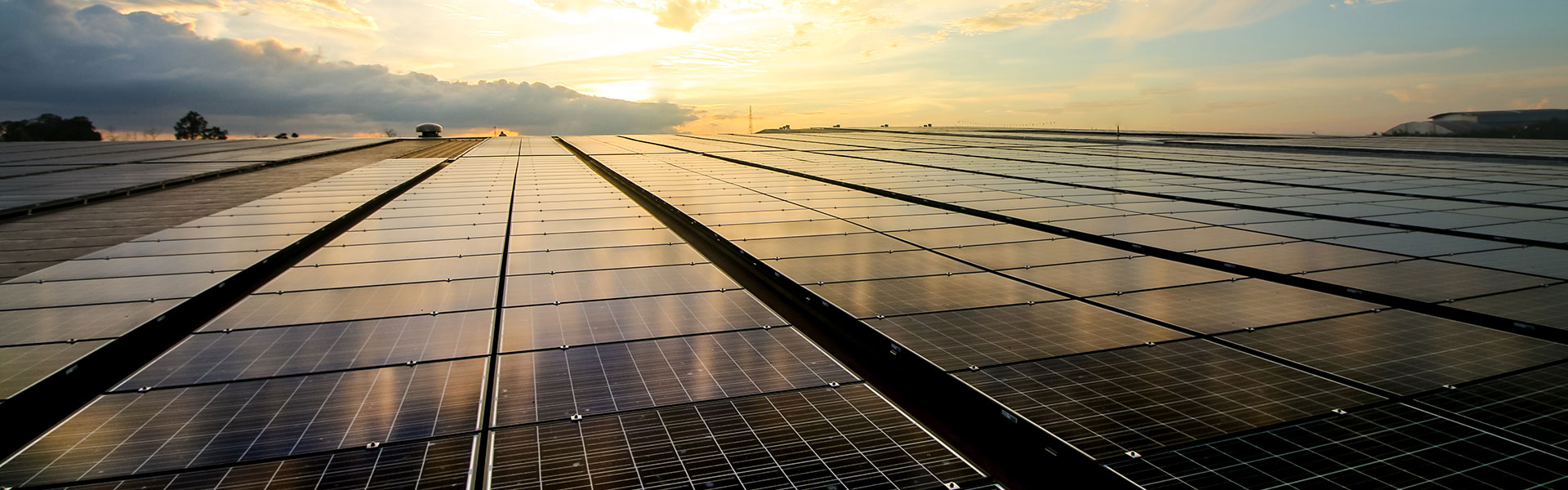 Tons of snow in Italy: claims management for a photovoltaic power plant Photovoltaic power plant on green space | NW Assekuranz: Claims management for a photovoltaic power plant